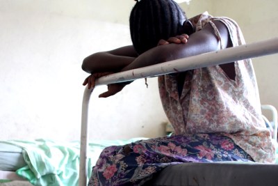 Une jeune fille de 13 ans, violée par des hommes armés, attend d'être soignée dans un centre de santé  (archive)