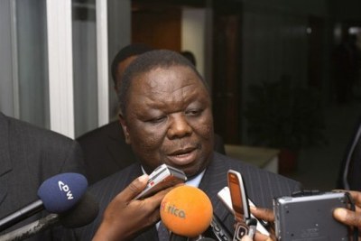 Morgan Tsvangirai speaking to journalists.