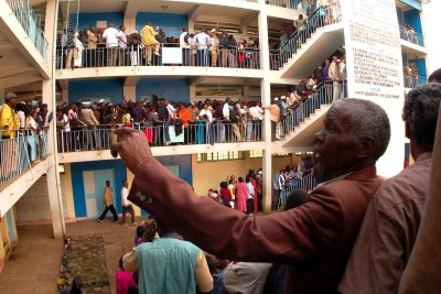 People queue up in their hundreds to vote in the 2007 general elections (file photo).