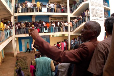 File photo: People queue up to vote in the 2007 general elections.