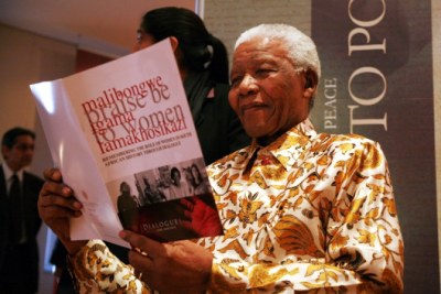 Mr Mandela reading the Malibongwe booklet.