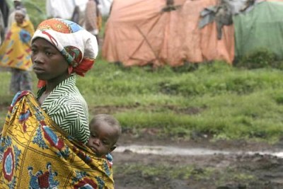Un femme avec son enfant dans un camp de déplacés en RDC
