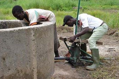 (Photo d'archives) - Un moyen pratique de puiser de l'eau avec des outils alimentés à partir de l'énergie propre dans un village au Sénégal