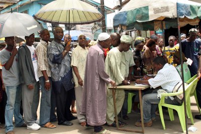 Nigerians queue to vote in nationwide governor and state elections in Lagos in 2007.