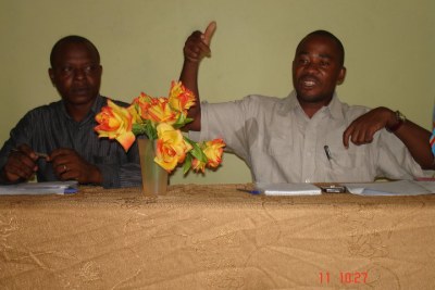 Archive - Robert Kabakela (à aguche) et Jonas Tshiombela, Coordonnateur Nationale de la  Nouvelle Société Civile Congolaise  (à droite la main en l'air lors d'une conférence sur la loi électorale en RDC)