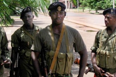 Des soldats de l'armée de Guinée-Bissau patrouillent dans les rues de la capitale Bissau.