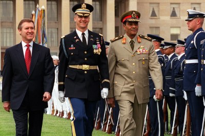 Le ministre de la Defense Mohamed Hussein Tantawi (droit) escorte par le commandant Mark Armstrong (centre) et le secretaire de la defense americaine William S. Cohen (gauche).