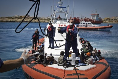 A boat of Italian Cost Guards is approaching Lampedusa to disembark 142 migrants, including 30 women and 3 children, coming from Tripoli (file photo).