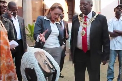 Spanish ambassador, Pilar Fuertes Ferragut, (centre) and Mayor Muchadeyi Masunda at the Harare Culture Weeks celebrations (file photo).
