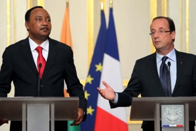 Les présidents Issoufou  et Hollande en conférence de presse.