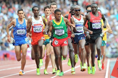 Mo Farah, de la Grande-Bretagne ( deuxième à droite ) est poussé par Hagos Gebrhiwet de l'Ethiopie à un moment clé du 5000m au Stade olympique de Londres.