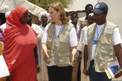 La Directrice exécutive du Programme alimentaire mondial, Mme. Josette Sheeran, apporte des moulins manuels à des femmes du centre soudanais du Croissant rouge, au camp de personnes déplacées de Kassab, à Kutum, Nord-Darfou