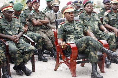 En avant-plan: Le général Didier Etumba, chef d'Etat-major général des FARDC entouré du chef d'Etat-major des forces terrestres (à sa droite) et des officiers supérieurs de l'armée congolaise.