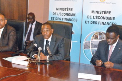 De gauche à droite: les ministres des Infrastructures économiques, Patrick Achi, de lÉconomie et des Finances, Charles Koffi Diby et le président de la Boad, Christian Adovelande.