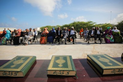 Les copies du Coran sont disposées en avance de la cérémonie d'assermentation pour les Membres du Nouveau Parlement Fédéral de la Somalie.