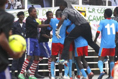 Des congolais célébrant la victoire contre les Lions Juniors du Cameroun le 6/10/2012 au stade des martyrs à Kinshasa, score: 4-1.