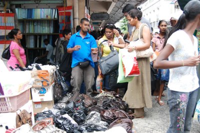 Marchands ambulants dans un marché à Port Louis