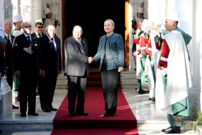 Bouteflika serrant la main à Hillary Clinton.