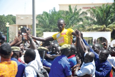 Rasmané Ouédroago porté en triomphe à Ouaga