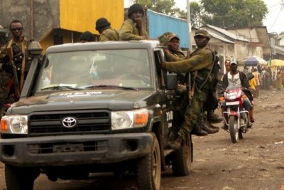 Des soldats des Forces armées de la RDC revenant de leurs positions de Munigi (10 km de Goma) où ils affrontent le M23, dimanche 18 novembre 2012.