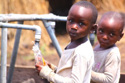(Photo d'archives) - Des enfants aux abords d'une borne fontaine en RDC