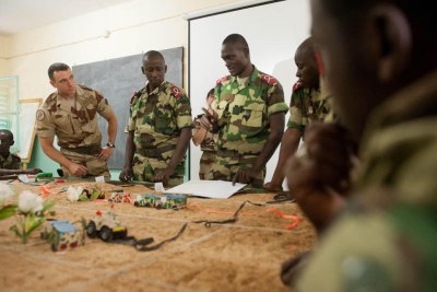 Des militaires tchadiens en séance de briefing au nord-Mali avec des officiers français