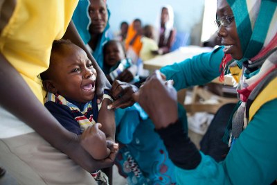Un enfant est vacciné contre la méningite dans un centre communautaire du camp de personnes déplacées d'Al Neeml, dans le Darfour