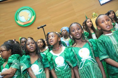 Des enfants chantant l'unité africaine lors des festivités des 50 ans de l'Union africaine à Addis-Abeba.
