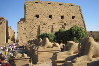 (Photo d'archives) - Des touristes visitant des monuments historiques d'Egypte