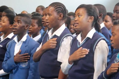 (Photo d'archives) - Des élèves chantant l'hymne nationale de l'Afrique du Sud.