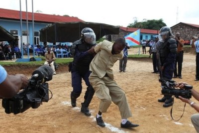 Simulation d'une arrestation par la police à Kisangani, décembre 2010