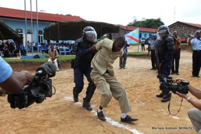 (Photo d'archives) - Arrestation par la police à Kisangani, décembre 2010