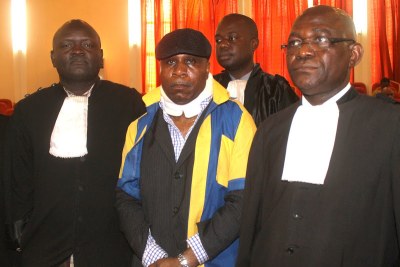 Eugene Diomi Ndongala assisté de ses avocats le 16/09/2013, lors d’un procès à la cour suprême de justice à Kinshasa.