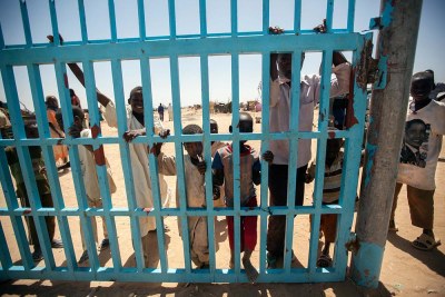 Des enfants déplacés se tiennent devant le complexe de la MINUAD à Saraf Omra, au Darfour Nord.