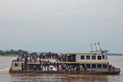 Un bateau du Congo ramenant en RDC des Congolais expulsés ou qui ont fui craignant une expulsion violente.
