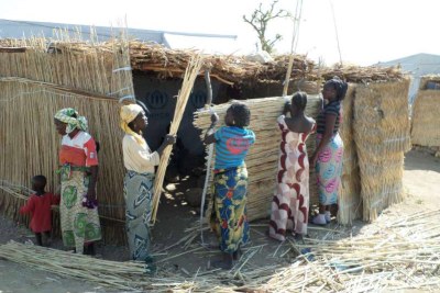 Des femmes nigérianes construisent un abri dans le camp de réfugiés de Minawao au Cameroun