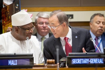 Le Secrétaire général Ban Ki-moon (à droite) et le Président du Mali, Ibrahim Boubacar Keita, lors d’une réunion de haut niveau sur le processus politique malien.