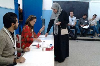 Des electeurs devant les bureaux de vote