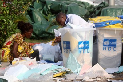 Classements des bulletins et des urnes par des agents électoraux le 2/12/2011 au centre de compilation à l’enceinte de la foire internationale de Kinshasa, des élections de 2011 en RDC