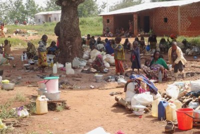 Un groupe de personnes déplacées à l’intérieur de Yakole en République centrafricaine.