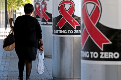 Une femme passe devant des bannières avec un message de lutte contre le VIH/sida à Cape Town. ( Photo d'archives.)
