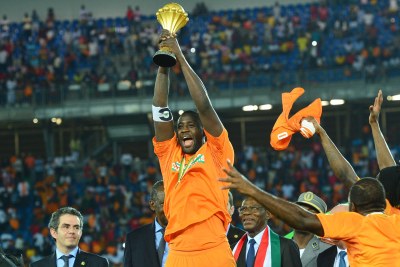 Le capitaine des Éléphants, Yaya Touré, qui soulève ici le trophée de la CAN 2015 avec la Côte d'Ivoire, arrête sa carrière internationale.
