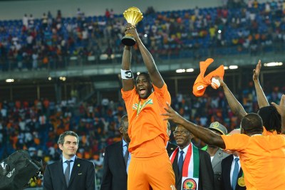 Yaya Touré brandit très haut le trophée de la CAN 2015 après la fatidique série de tire au but contre le Ghana, lors de la finale du dimanche 8 février 2015 à Bata, Guinée Equatoriale.
