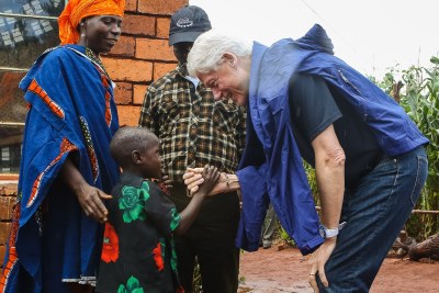 On April 29, President Clinton visited the Clinton Development Initiative’s Ngongwa Anchor Farm. He then visited Wazia Chawala and her son at their home. Wazia runs a CDI demonstration plot where she shows other members of the community the techniques that help her increase her output and improve her income.