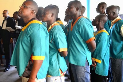 Des prévenus à l’ouverture du procès des adeptes de Mukungubila par le tribunal militaire de garnison de la Gombe siégeant à la prison militaire de Ndolo à Kinshasa