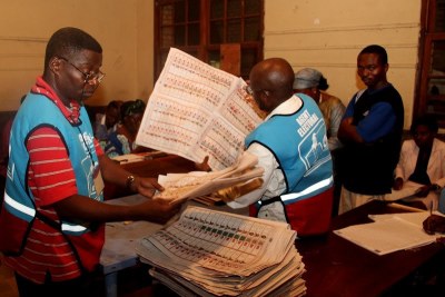 Dépouillement des bulletins de vote pour des candidats aux élections de 2011 en RDC, en présence des temoins