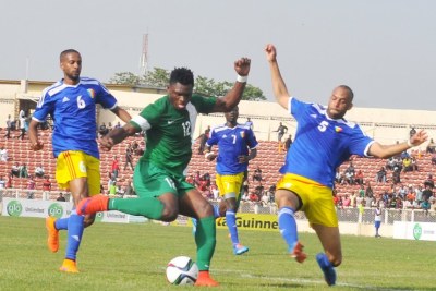 Nigerian Striker tears Chadian Defence.