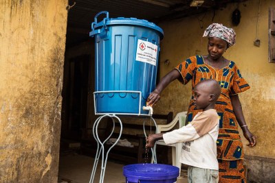 Une famille à Conakry, en Guinée, dont un membre a été infectée par le virus Ebola, a reçu des seaux et du chlore et une formation sur comment se laver les mains correctement à la maison (janvier 2015).