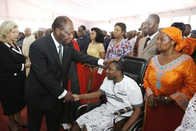 Le Président  Alassane Ouattara face à certaines victimes de la crise post-électorale