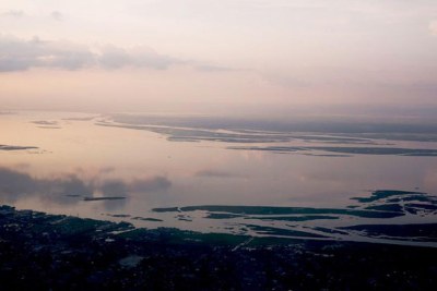 Une vue de l'espace séparant les villes Brazzaville et Kinshasa distantes l’une de l’autre de 4 km.